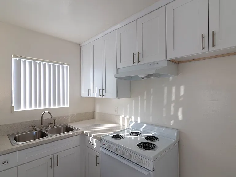 8123 - Sepulveda Apartments — Photo 28