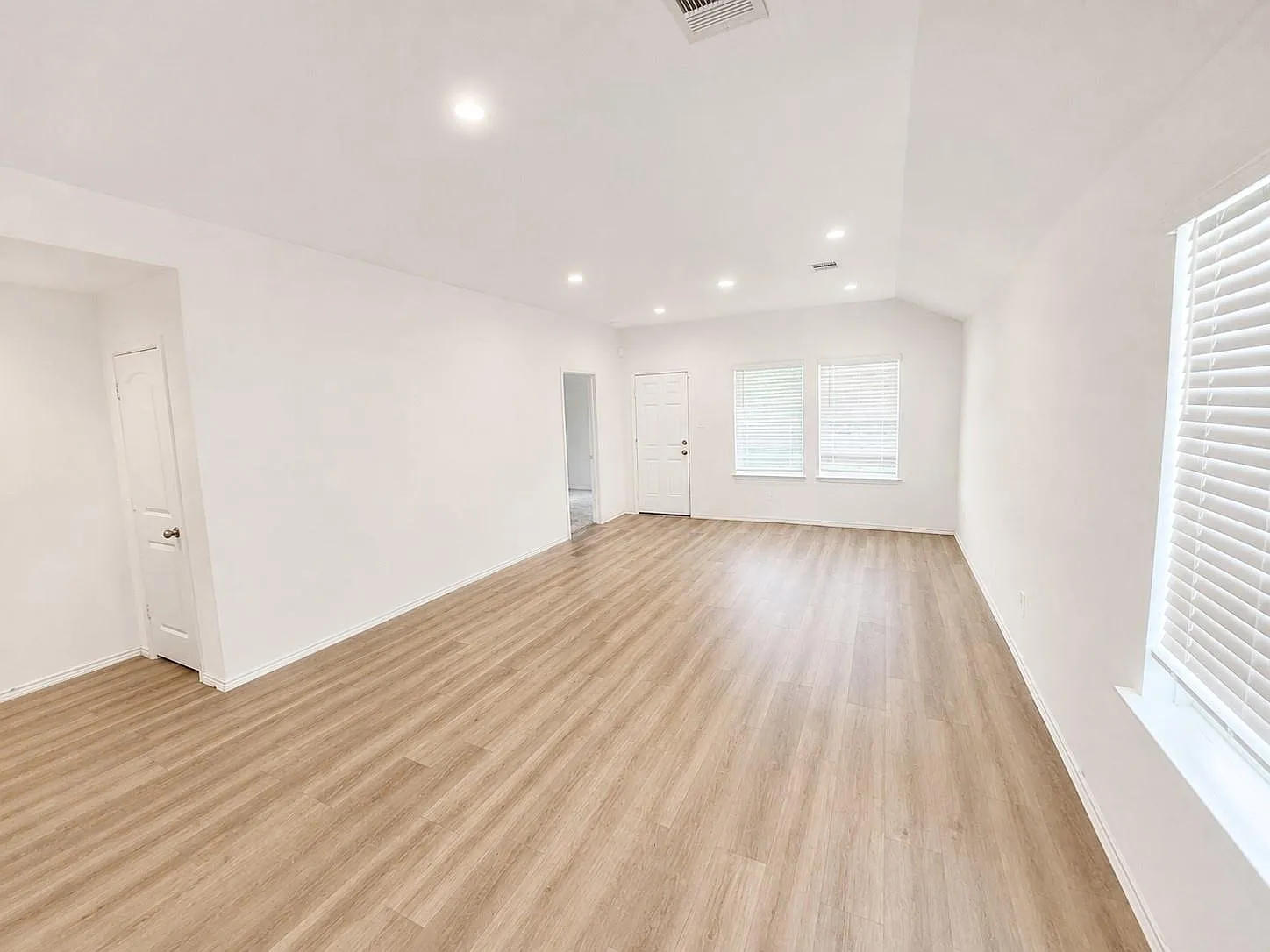 3 bed, 2.0 bath, 1576 sqft, $2,300 — Photo 4
