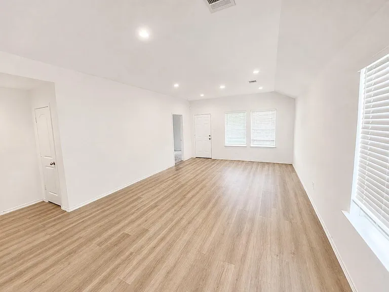 1930 Legacy Hills Dr — Photo 4
