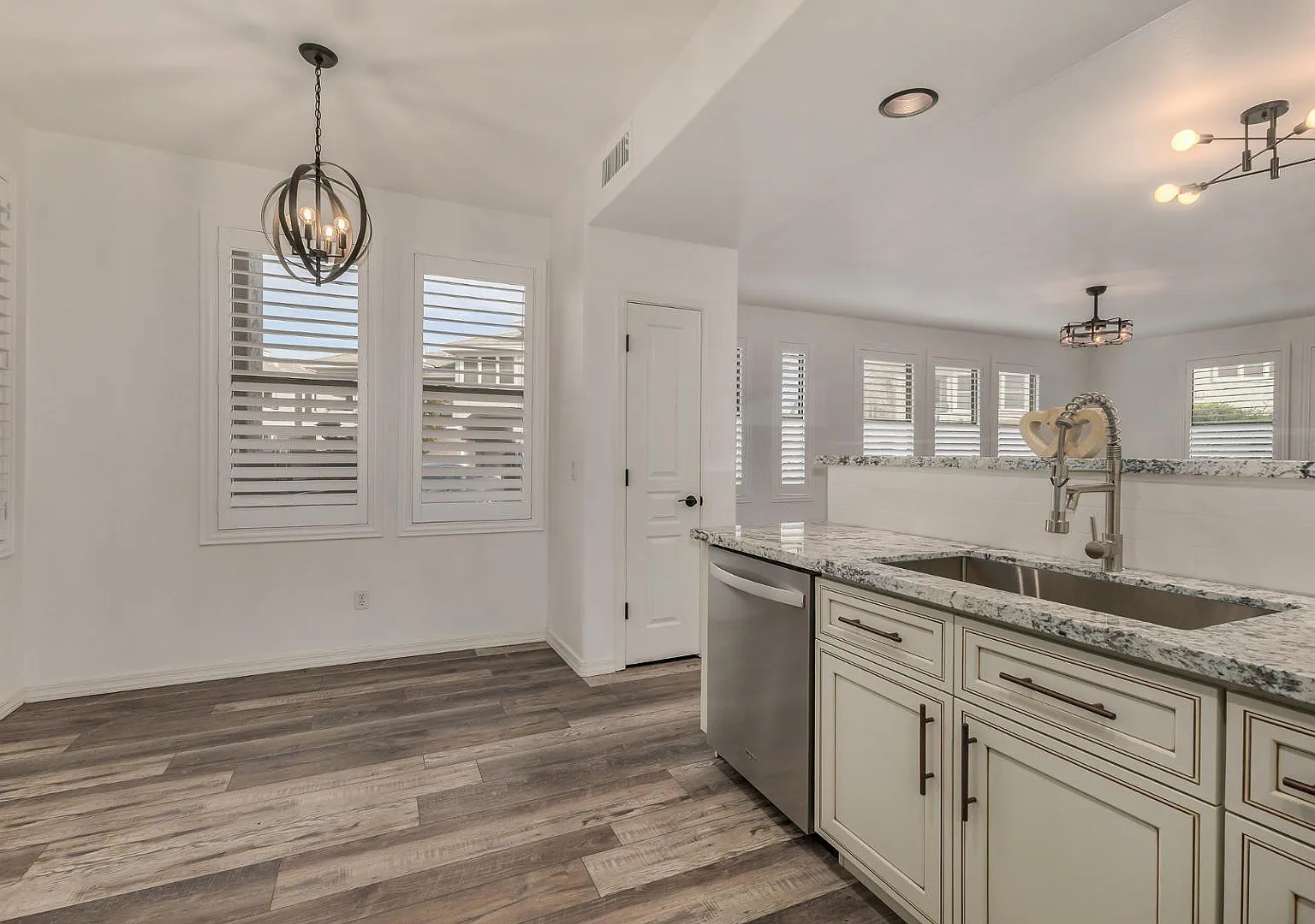 2 bed, 2.0 bath, 1401 sqft, $3,000 — Photo 2