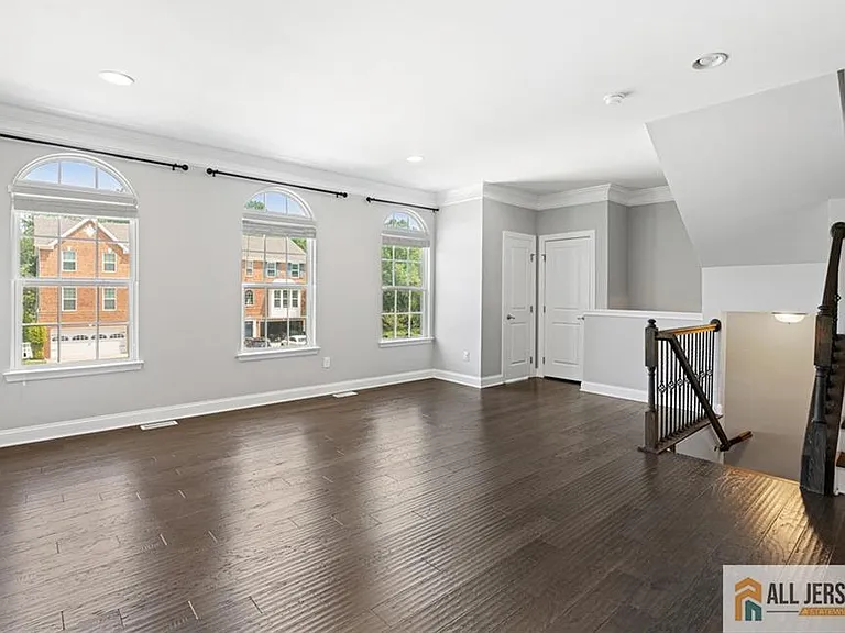 89 Isabelle Ct — Photo 8