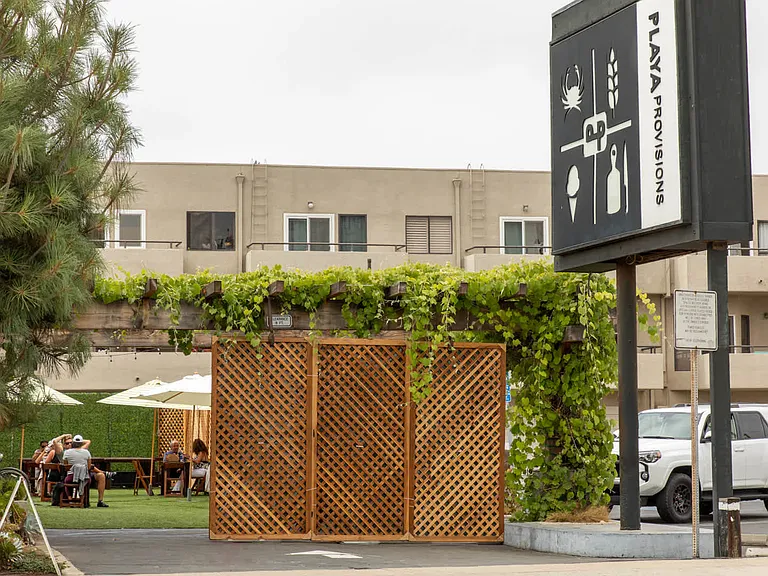 Stroll along Culver Boulevard and discover restaurants, cafes and shopping.