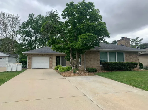 804 Grant St, Harvard, IL 60033