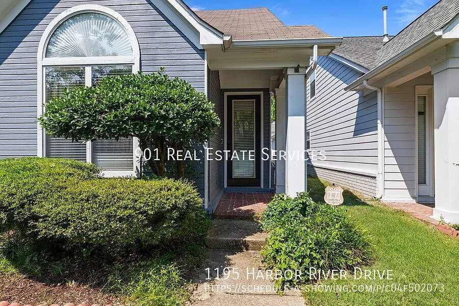 Single-Story Living on Mud Island — Photo 4