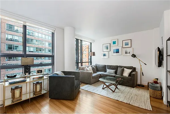 Rented by R New York | media 12