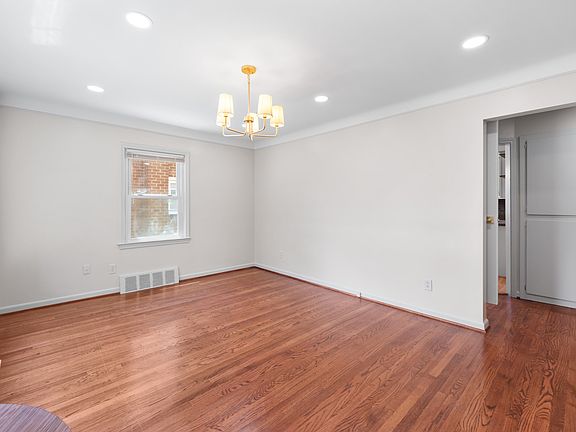 5th image of 2604 Venice St
