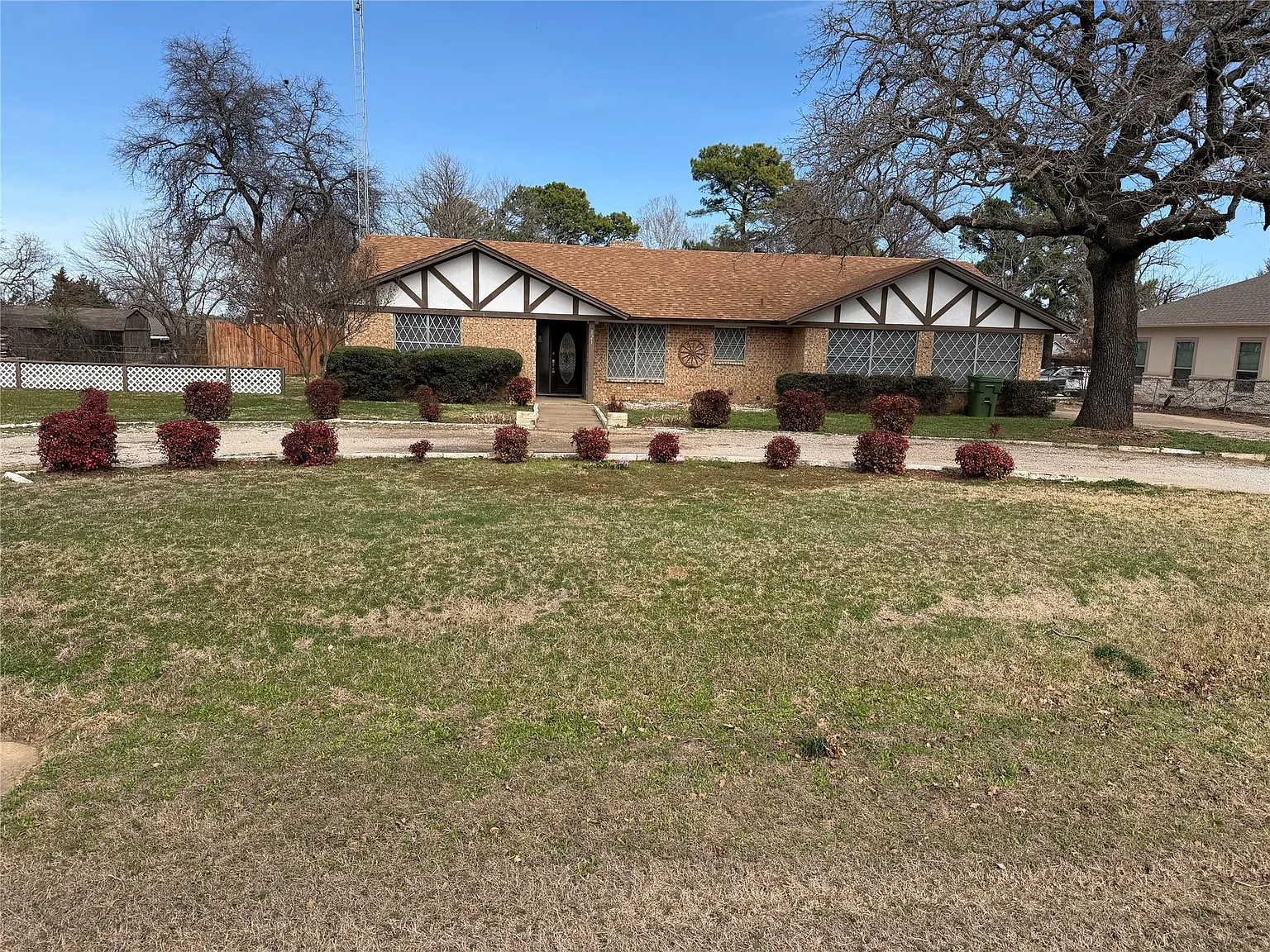3 bed, 2205 sqft, $2,600 — Photo 2