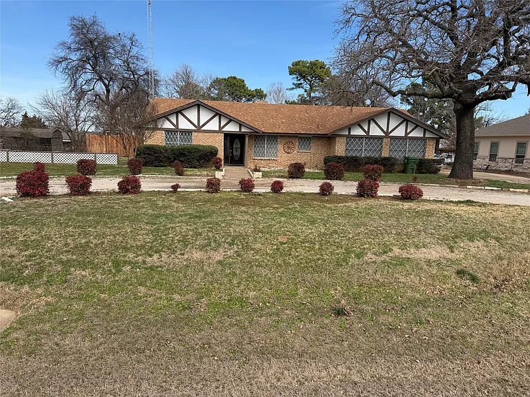 821 E Highway 199 — Photo 2
