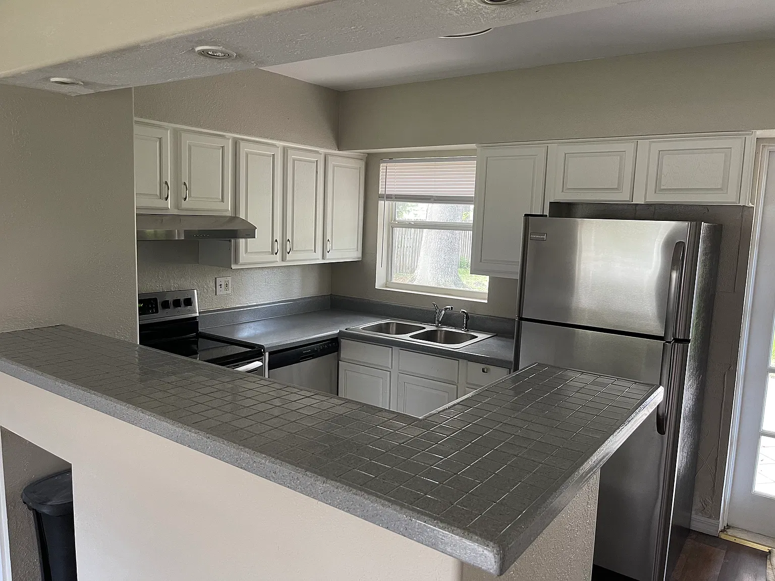 3 bed, 1.5 bath, 1100 sqft, $1,999 — Photo 4