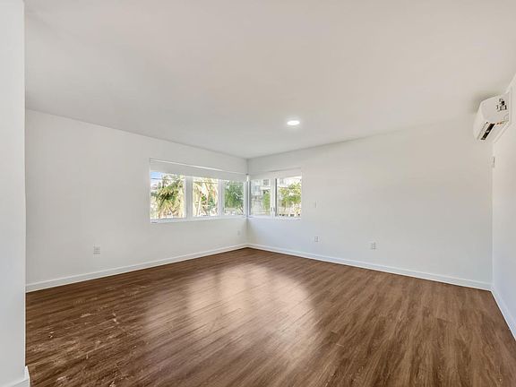 4th image of 8260 Byron Ave APT 18