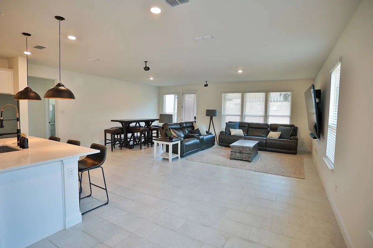 4 bed, 2.0 bath, 2080 sqft, $2,300 — Photo 3