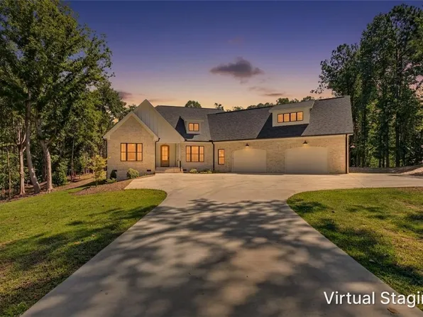 324 Gassaway St, Central, SC 29630