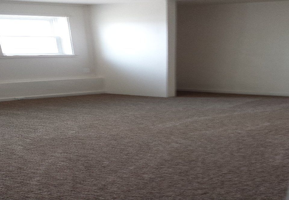 2nd image of 926 1/2 8th St APT 4