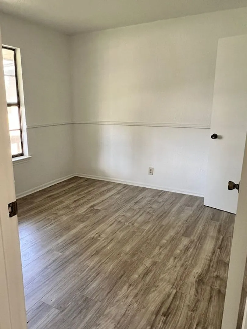 3 bed 2 bath, established neighborhood — Photo 3
