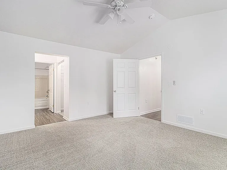 Autumn Lakes Apartments and Townhomes — Photo 33