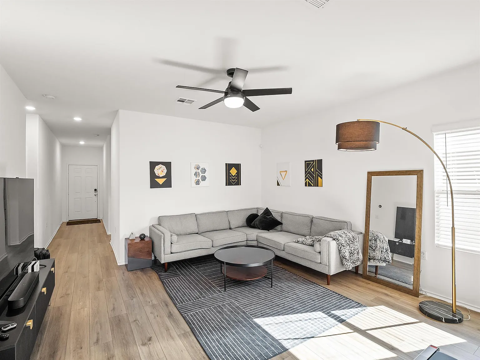 3 bed, 2.0 bath, 1217 sqft, $1,950 — Photo 3