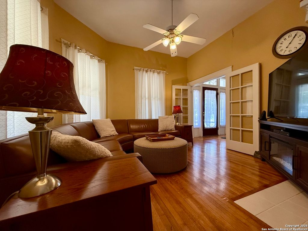323 S 6th, Kenedy, TX - More