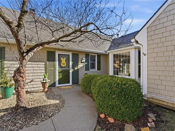 338 Woodlawn Cir, Lawrence, KS 66049