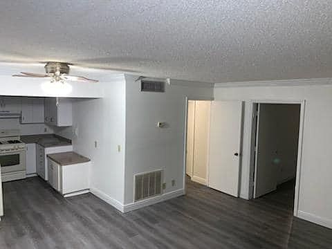 1st image of 400 El Camino Dr APT 124