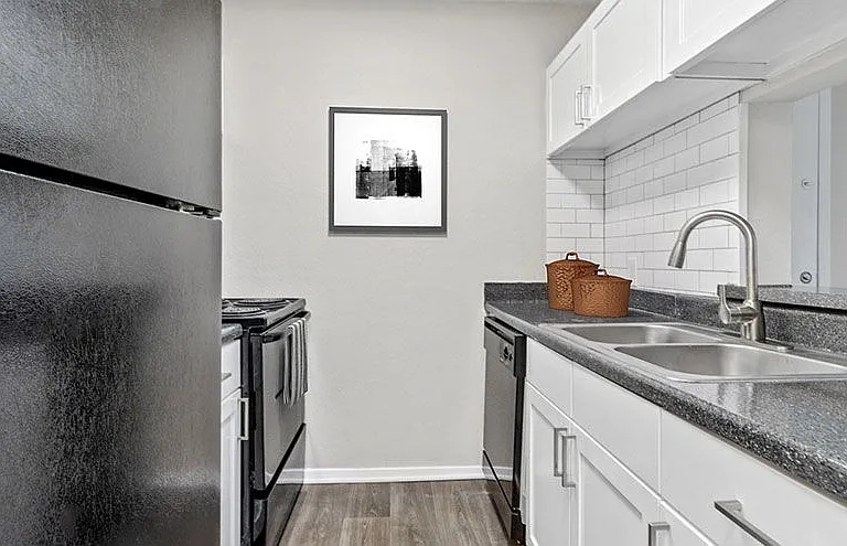 Hollytree Apartments — Photo 14