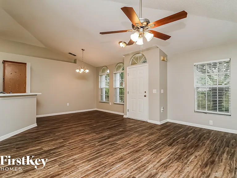 2826 Redbud Ct — Photo 3