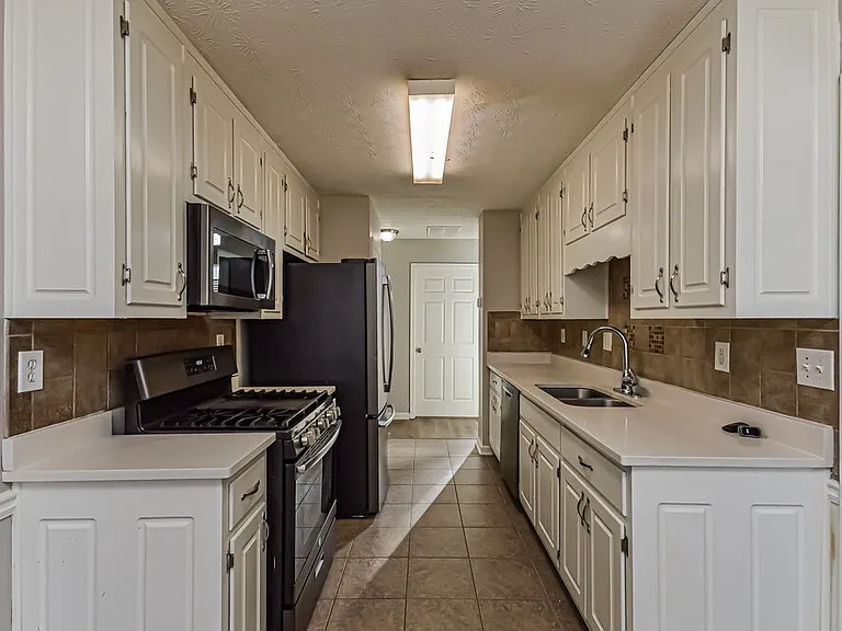 115 Syracuse Ln — Photo 8