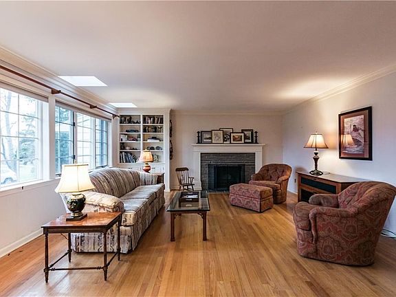 3rd image of 602 Churchill Ct