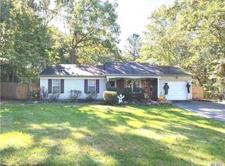 10 Cliffwood Ln, Ridge, NY 11961