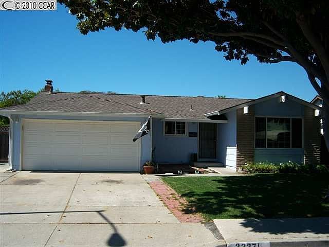 1st image of 32371 Sheffield Ln