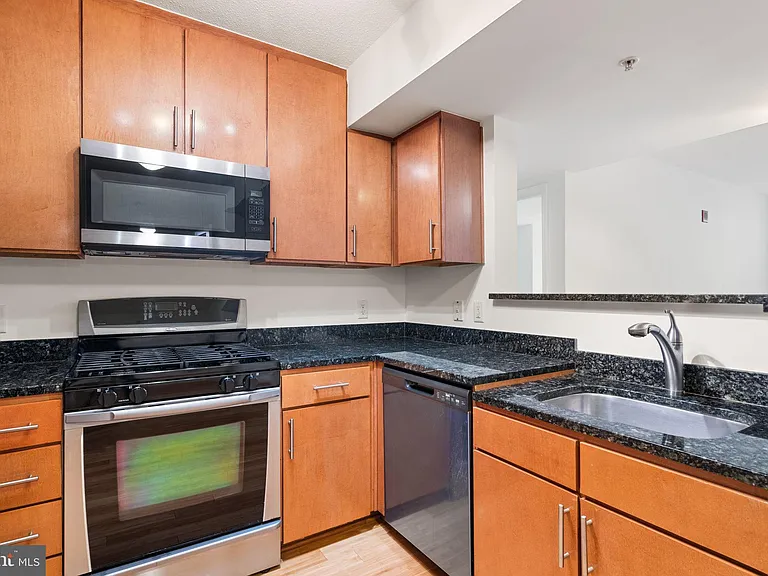 915 E St NE #505 — Photo 3
