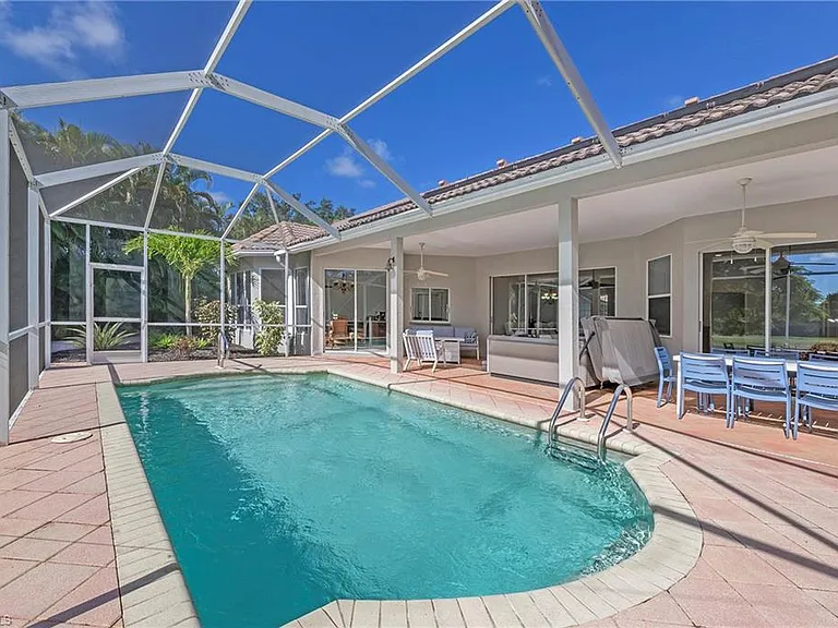 300 Wentworth Ct — Photo 1