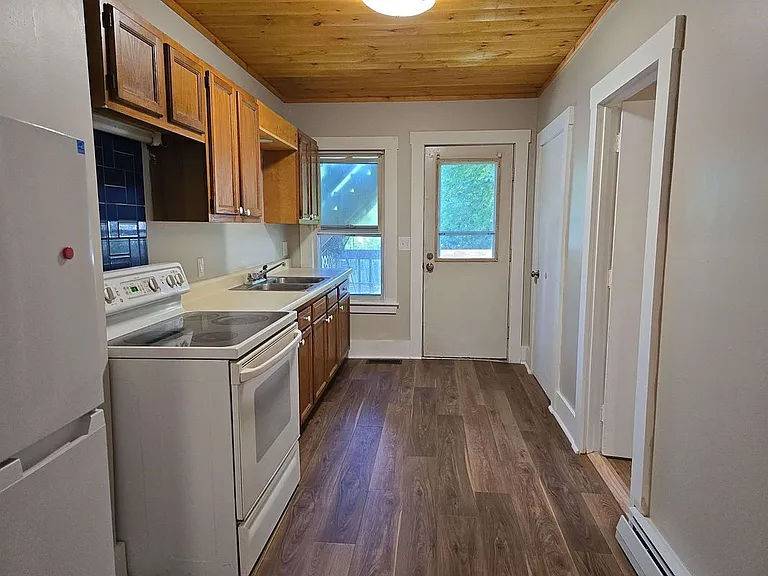 147 Laurel St — Photo 1