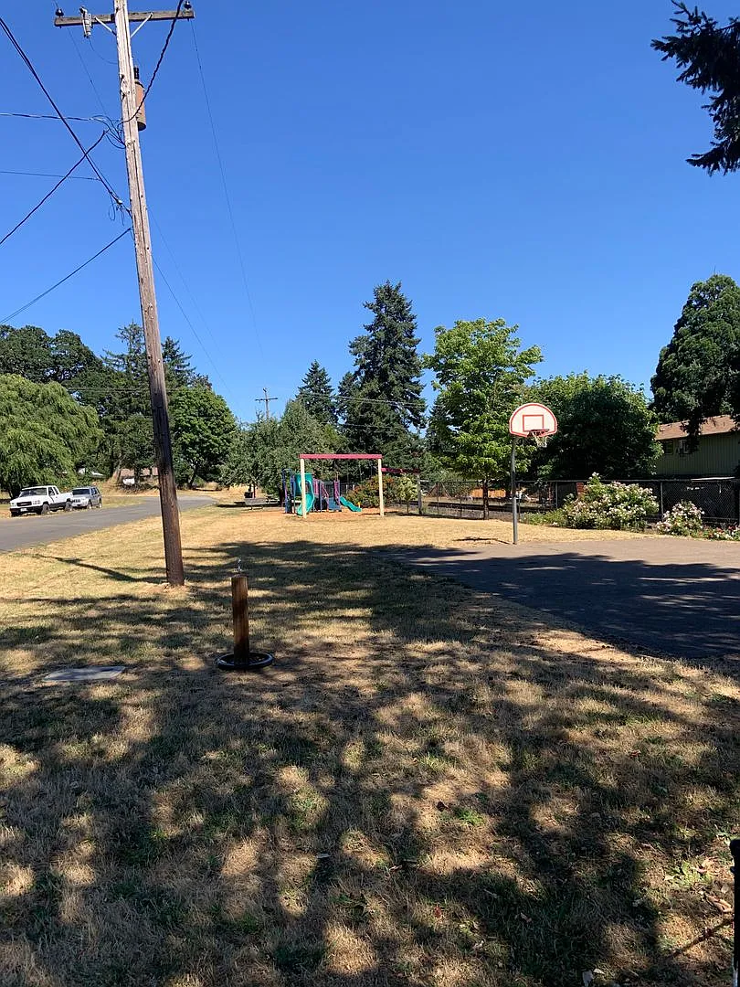 Available Now: 3 bedroom ~ 1 bath one level House on Corner Lot — Photo 4
