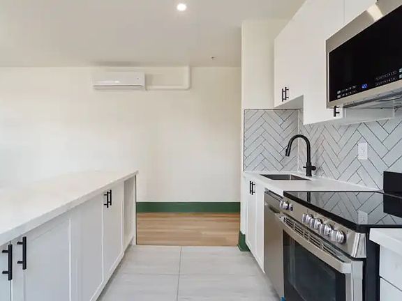 5th image of 72 James St N #407