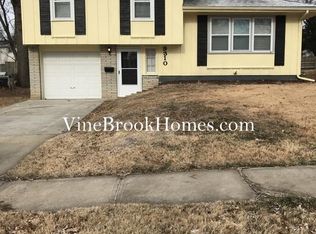 9310 Fairwood Dr, Kansas City, MO 64138