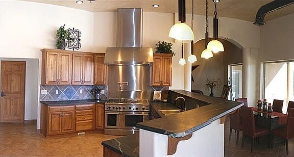 Kitchen and Breakfast Bar