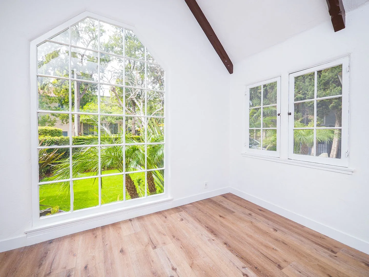 Charming 1926 Tudor Cottage 2BR/2.5BA w/ Yard, Washer/Dryer & Gated Parking! — Photo 4
