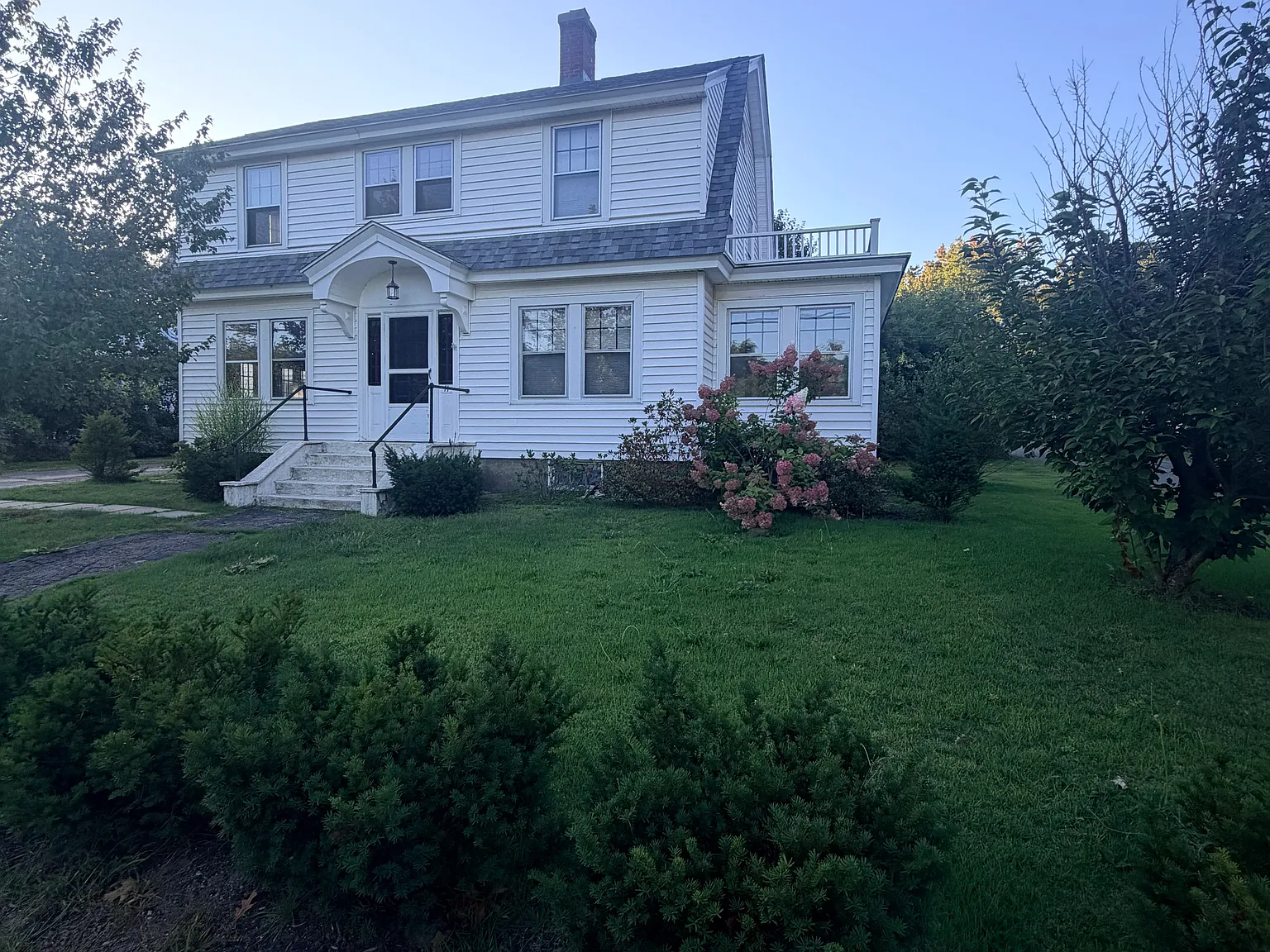 4 bed, 1.5 bath, 1800 sqft, $2,900 — Photo 2