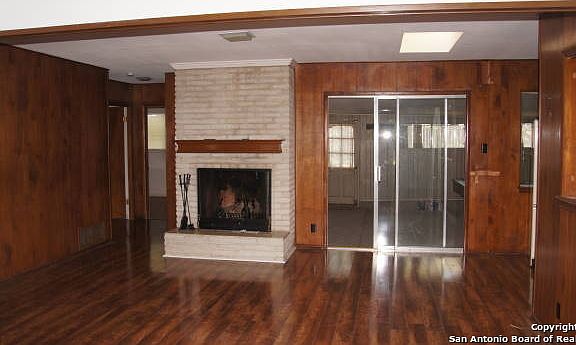 3rd image of 604 Briar Oak St