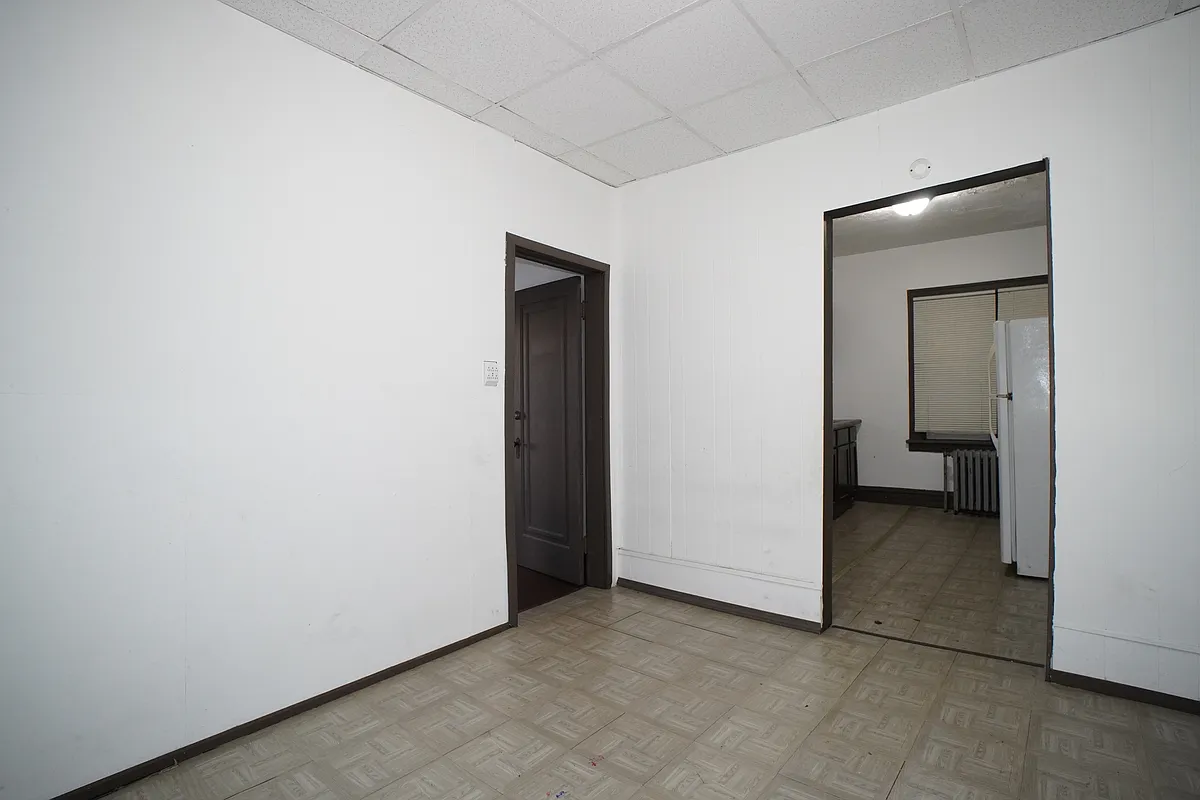 Building Photo - 130 E 13th Ave #8