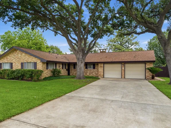 302 Village Dr, Sugar Land, TX 77498