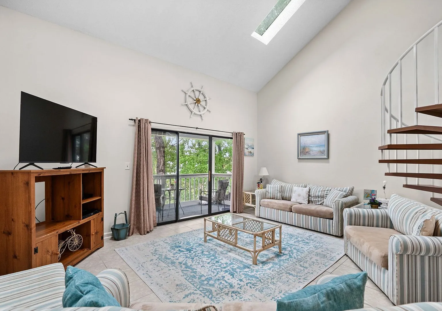 Long Term Furnished Top Floor Condo - Your Bright & Spacious Beach Getaway Awaits! — Photo 4
