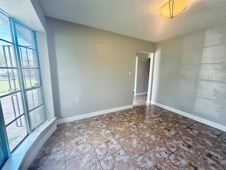 12211 Wessex Dr — Photo 6