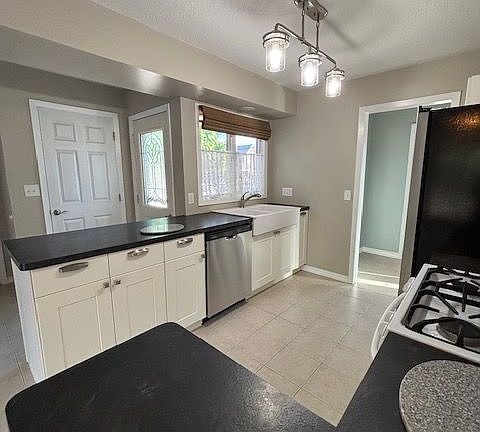 5th image of 809 River St