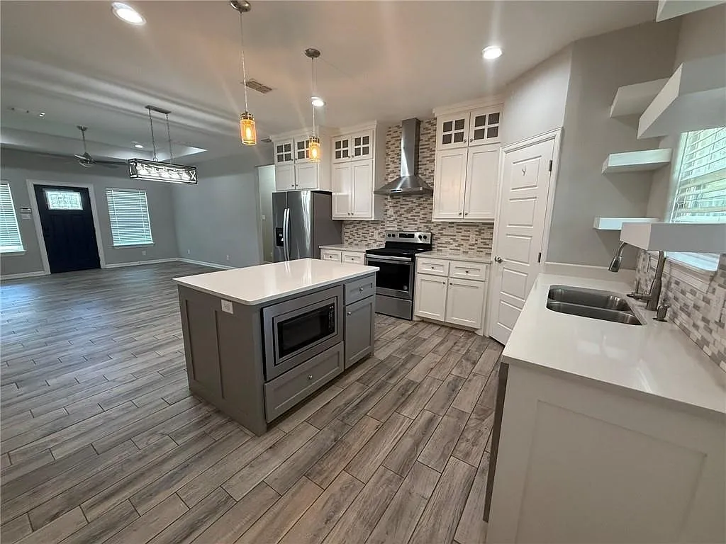 3 bed, 2.0 bath, 1326 sqft, $2,300 — Photo 4