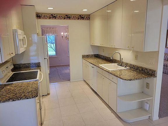 5th image of 604 Elton Ct S
