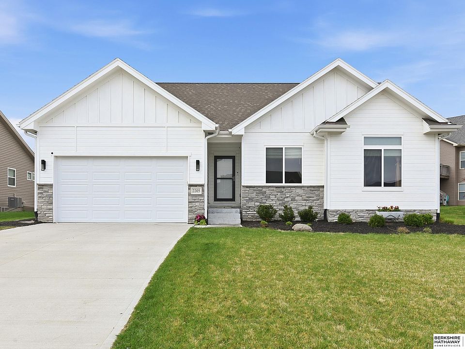 1st image of 2205 Park Crest Dr