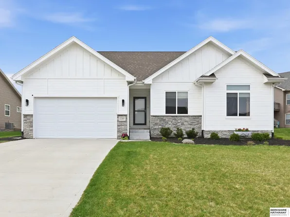 2205 Park Crest Dr, Papillion, NE 68133