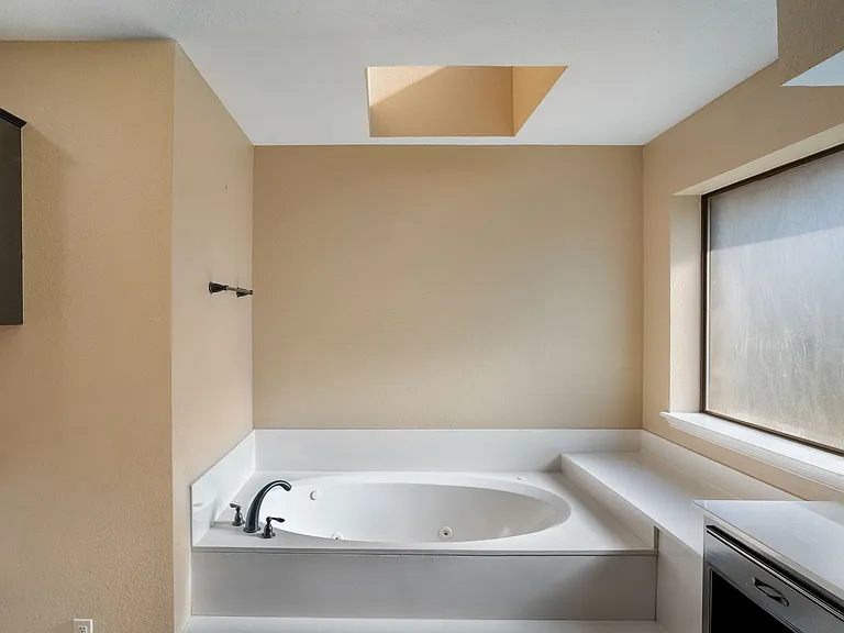 300 E Short St — Photo 24