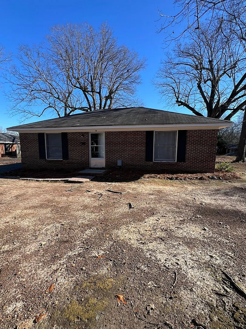 Available & Updated Duplex (Near Beautiful Downtown Monroe) — Photo 1